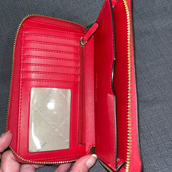 Excellent condition Michael Kors Red Zippy Wallet - Picture 4 of 6